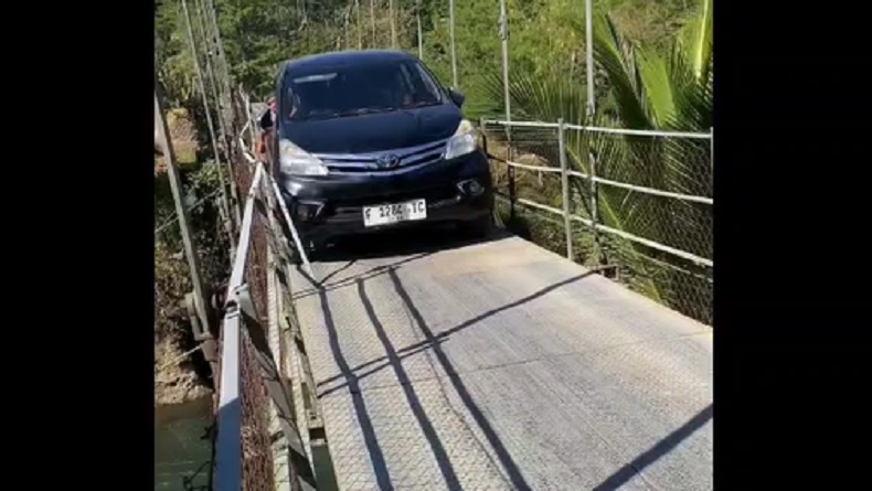Viral! Avanza Penuh Muatan Penumpang Nekat Melintasi Jembatan Gantung di Cianjur