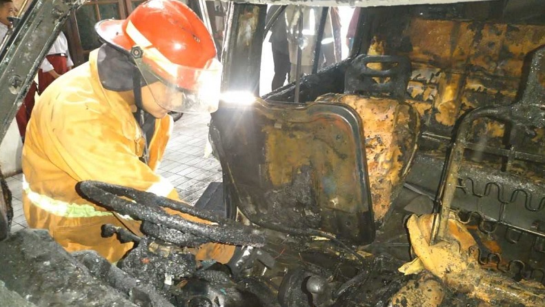 Mobil Terbakar Hebat di Garasi Rumah Warga Jombang, Warga Panik