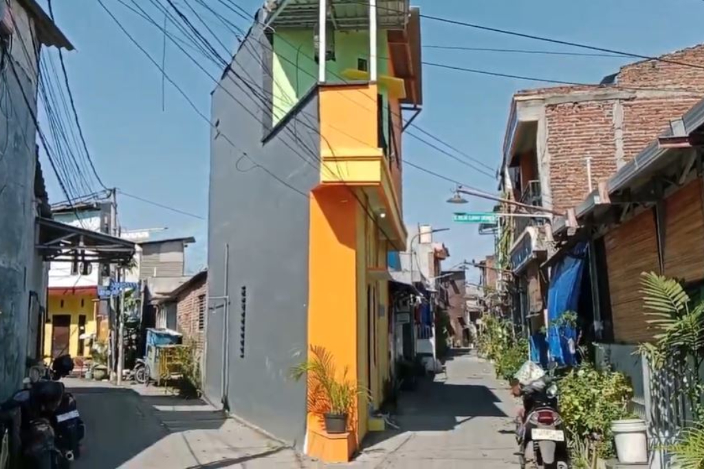 Viral Rumah Unik Setipis Tisu di Surabaya, Lebarnya di Paling Ujung Cuma 60 Cm