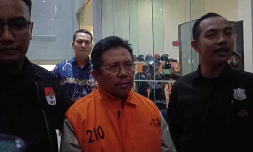 Pakai Rompi Oranye, Bupati Lombok Barat Lalu Ahmad Zaini Ditahan KPK