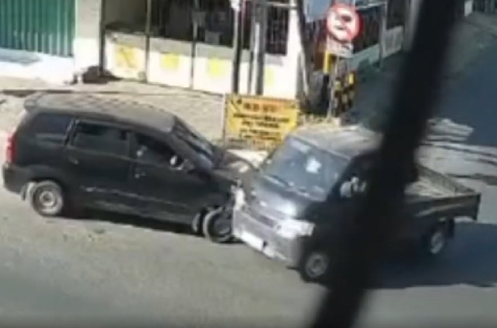 Terekam CCTV, Xenia Tabrak Pikap usai Terobos Lampu Merah di Bondowoso