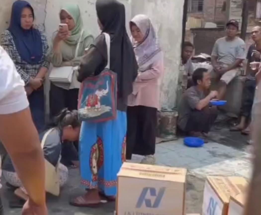 Istri Pelaku Pembakaran 10 Rumah di Lubuklinggau Sujud Minta Maaf ke Para Korban
