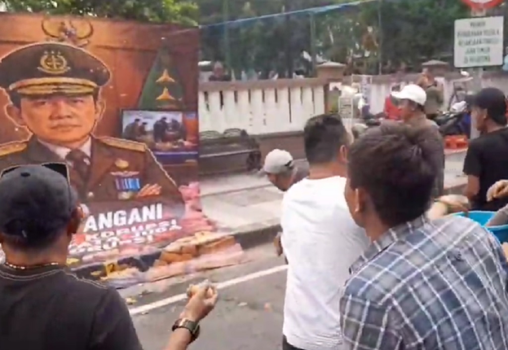 Demo Desak Eks Jampidsus Diadili di Kejati Jatim Memanas! Massa Lempar Telur Busuk