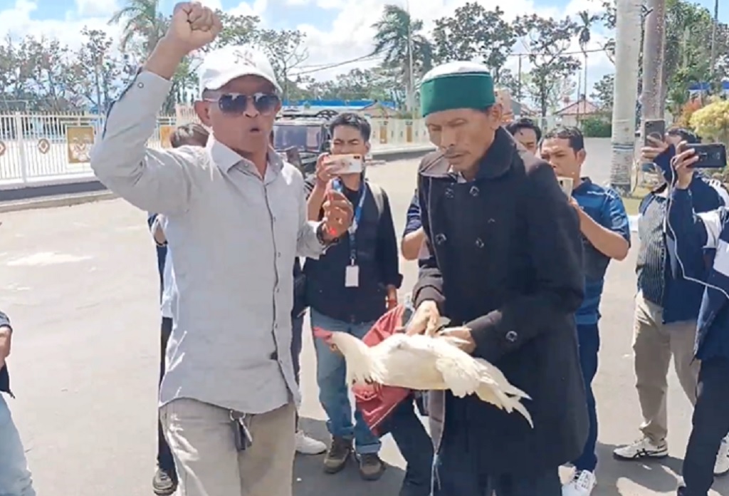 Bupati Lalu Ahmad Zaini Ditangkap KPK, Warga Potong Ayam di Kantor Pemkab Lobar