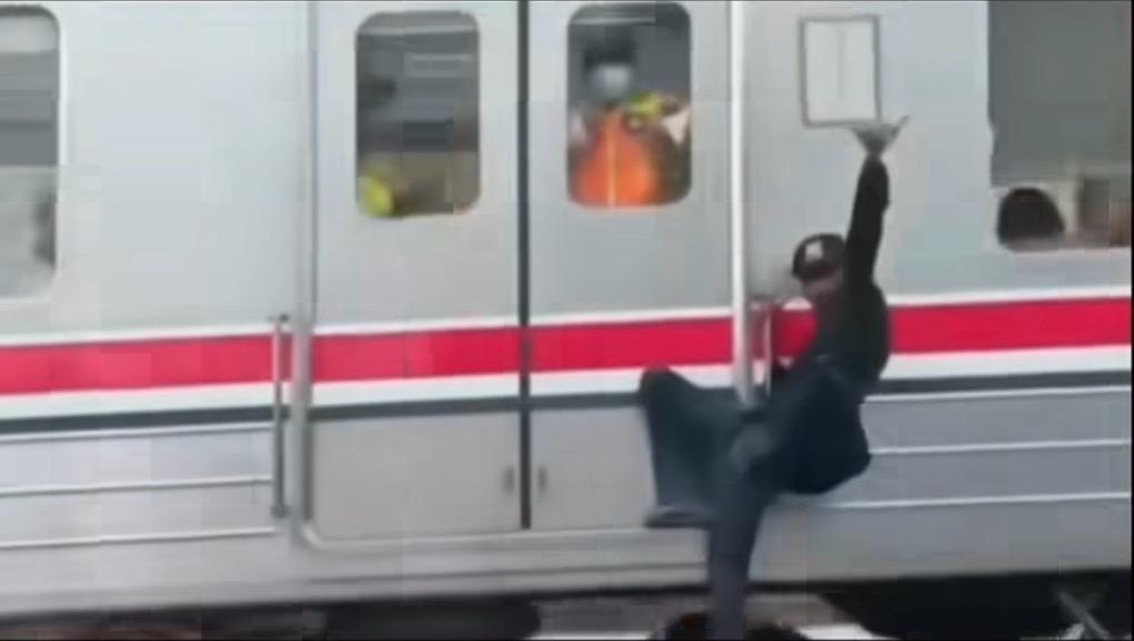 Viral Pria Bergelantungan di Luar KRL, KAI Commuter Langsung Blacklist