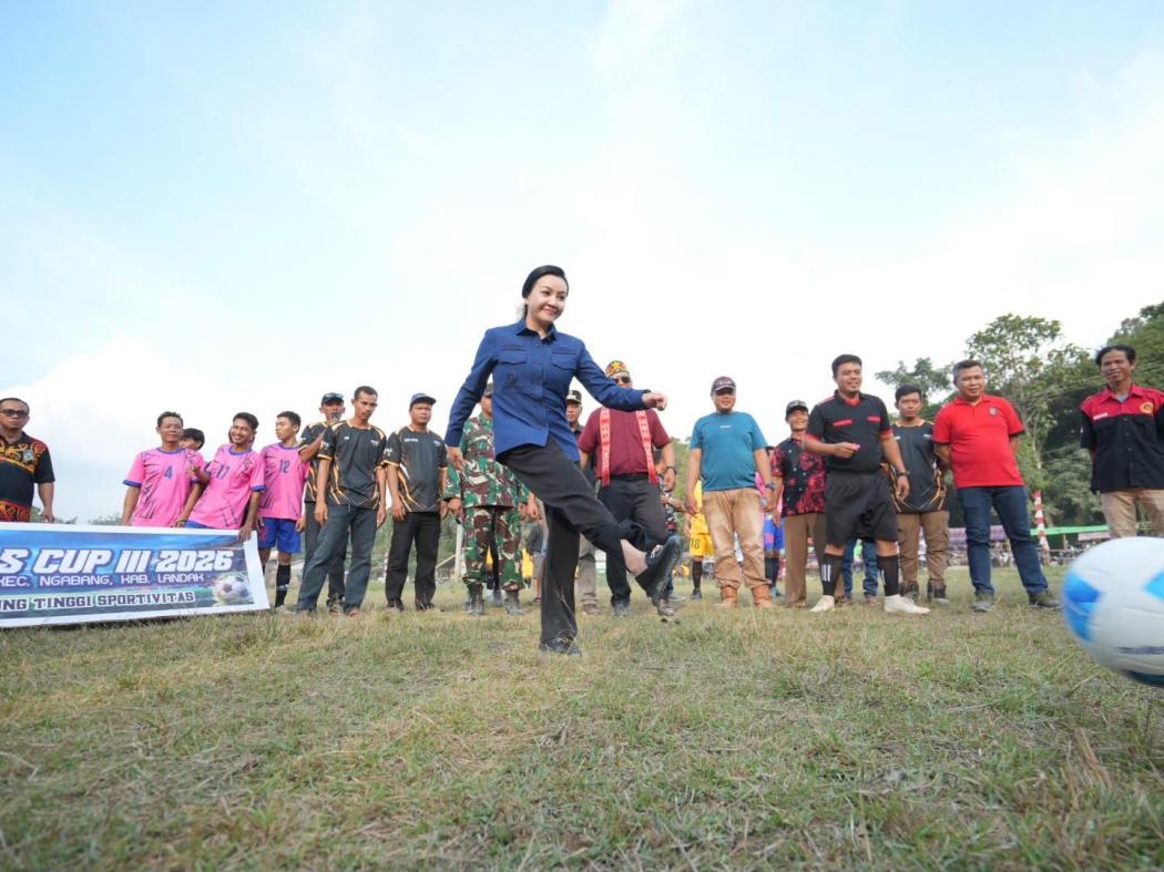 Buka Turnamen Deras Cup 3, Bupati Landak Soroti Perbaikan Infrastruktur hingga Sportivitas Pemain
