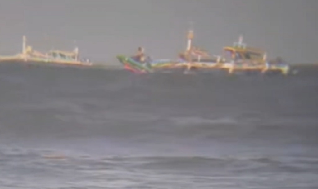 Perahu Nelayan Tenggelam Diterjang Ombak di Perairan Puger Jember, 4 ABK Selamat