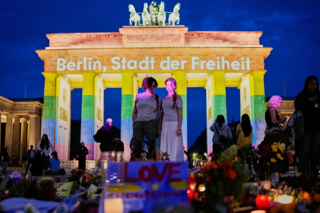 Tabrakkan Mobil ke Parade LGBT di Berlin Jerman, Pelaku Ditembak Mati