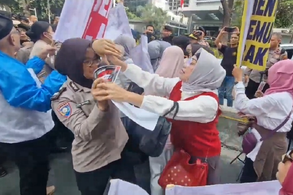 Emak-Emak Demo Desak Gibran Tunjukkan Ijazah Asli SMA, Diwarnai Saling Dorong
