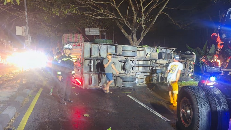 Ban Selip, Truk Boks Terguling di Jalan Lingkar Selatan Salatiga