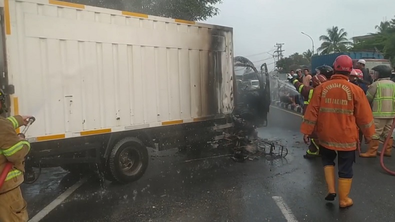 Truk Boks dan Motor Terbakar usai Bertabrakan di Jalur Yogyakarta–Magelang