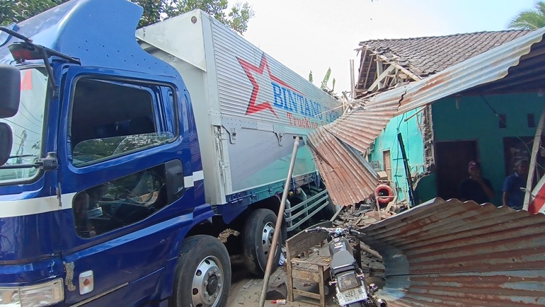Truk Boks Tak Kuat Menanjak Melaju Mundur Tabrak Bengkel di Semarang, 2 Orang Terluka
