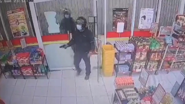 Perampokan Minimarket Bersenjata Api di Majalengka Terekam CCTV, Pelaku Diburu Polisi