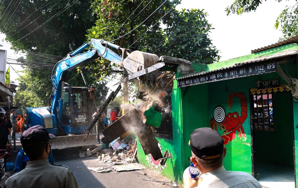 61 Bangunan Liar di Pinggir Kali Sentiong Jakpus Dibongkar, Warung hingga Kandang Hewan