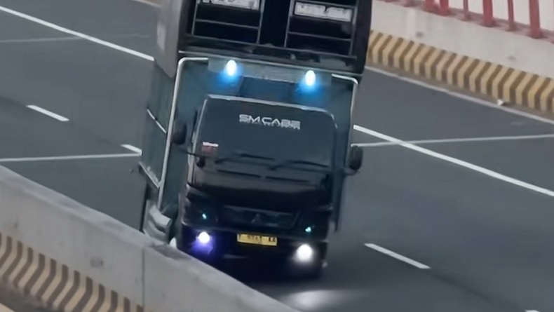 Viral! Truk Ugal-ugalan Bergoyang di Jembatan Suramadu, Polisi Buru Sopir dan Perekam Video