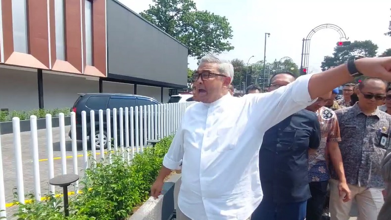 Marah! Wali Kota Bandung Segel Lokasi Penebangan Ilegal Pohon di Jalan R.E. Martadinata