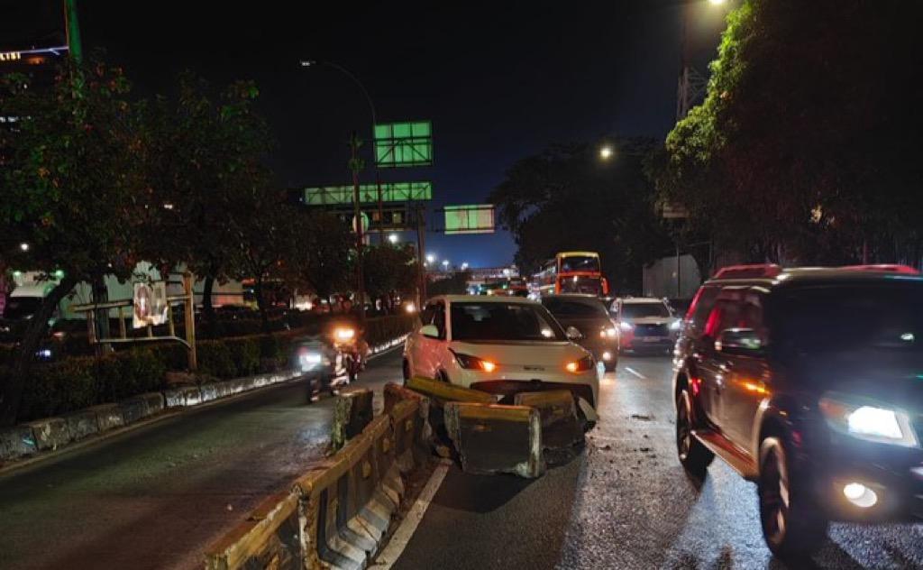 Mobil Tabrak Separator Busway di GT Semanggi, Lalin Arah Pancoran Tersendat