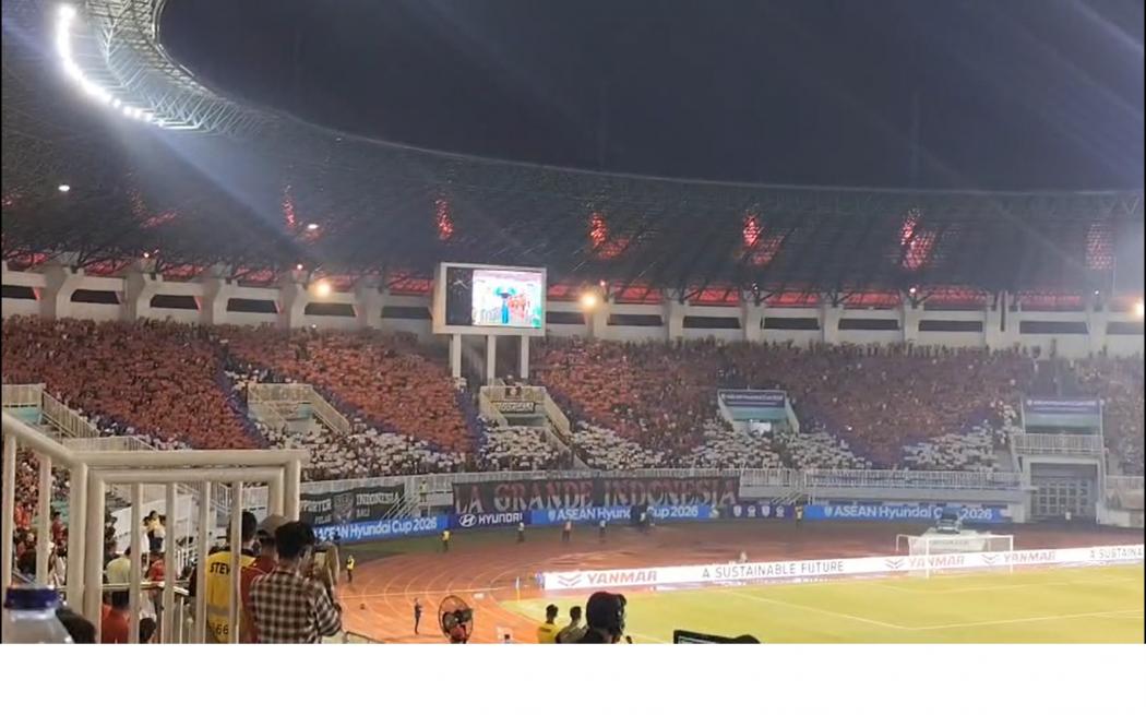 Tifo Mahkota Curi Perhatian di Pakansari! Suporter Tuntut Timnas Indonesia Juara Piala AFF 2026
