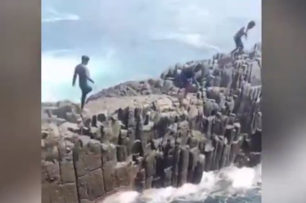 4 Wisatawan Terhempas Ombak saat Swafoto di Tebing Pantai Semeti Lombok Tengah, 1 Tewas