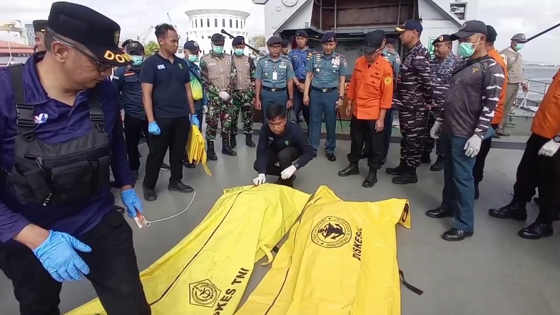 KRI Nala-363 Evakuasi 32 Korban Kebakaran KM Mutiara Sentosa, 2 Tewas