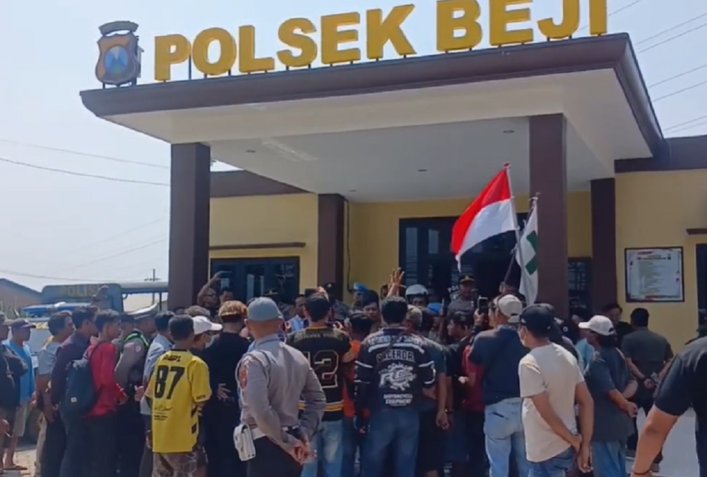 Massa Luruk Polsek Beji Pasuruan, Tuntut Polisi Penganiaya Warga hingga Tewas Dipecat