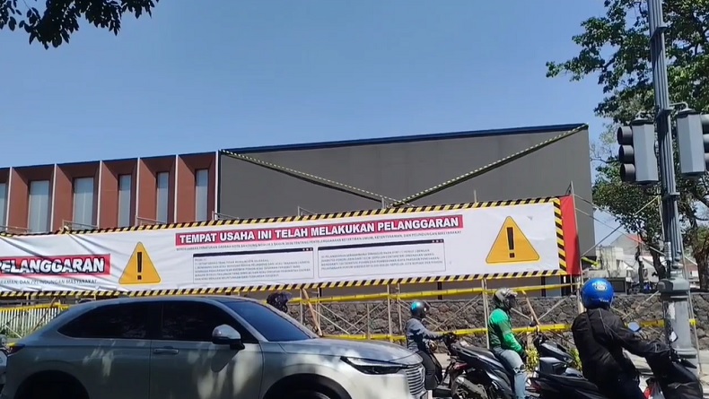 Buntut Penebangan Pohon Tanpa Izin, Videotron SixNine Padel Bandung Disegel 