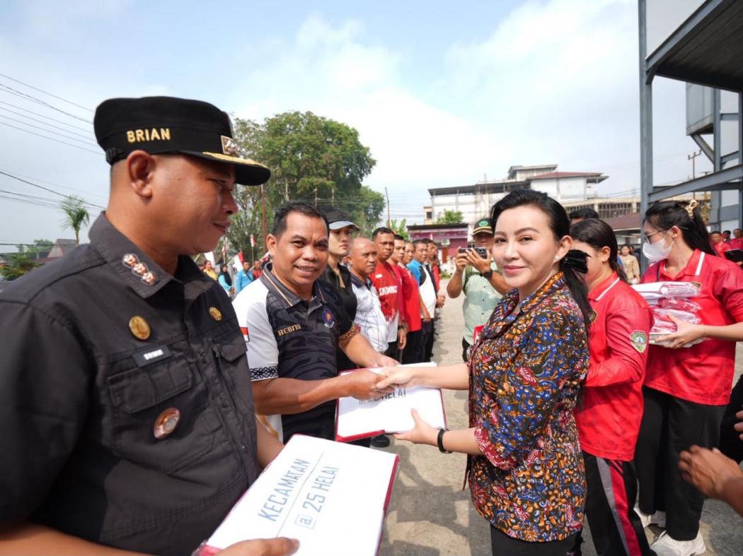 Pimpin Pembagian Bendera, Bupati Landak Tegaskan Efisiensi Anggaran Tak Kurangi Pelayanan