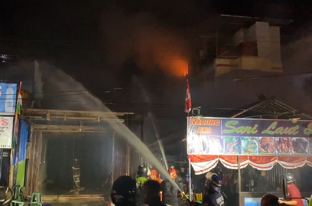 Kebakaran Hebat di Samarinda Hanguskan 5 Ruko, Warga Panik Berhamburan Keluar