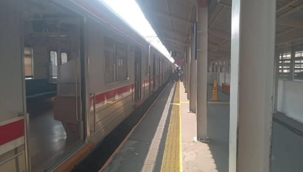 Lokomotif KA Batavia Bermasalah, Perjalanan KRL Lintas Cikarang Terganggu