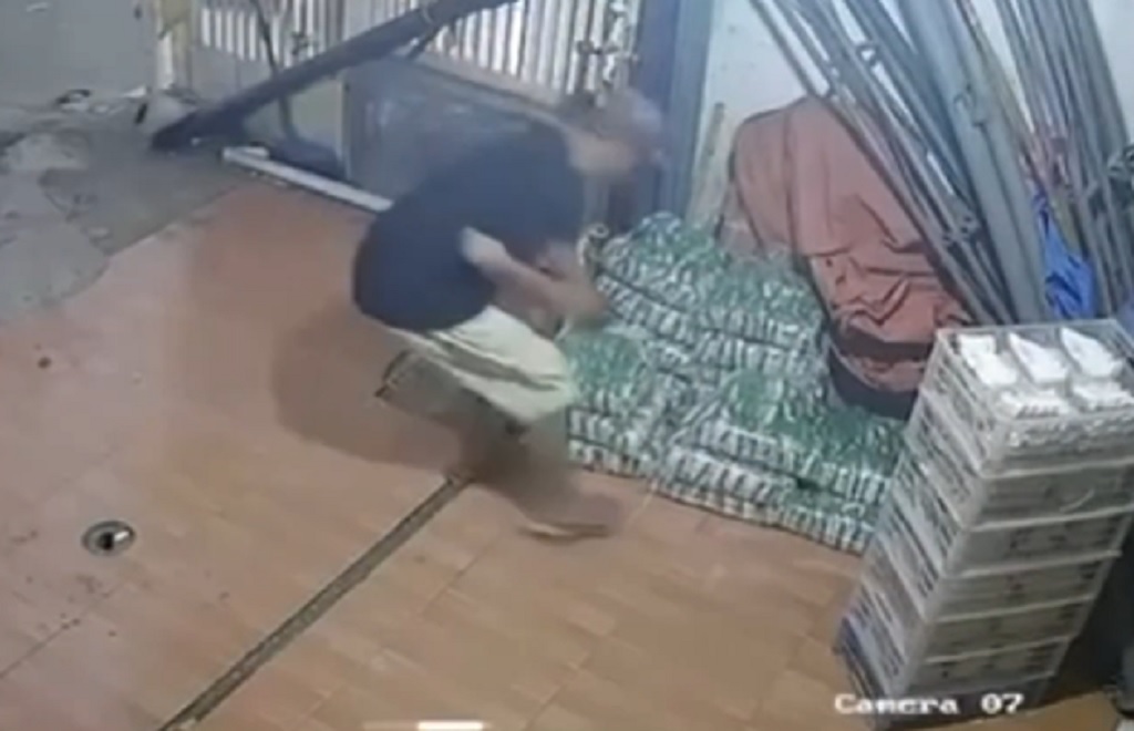 Pria Bertopi Curi Belasan Dus Tahu Bulat di Cirebon, Pedagang Rugi Jutaan Rupiah