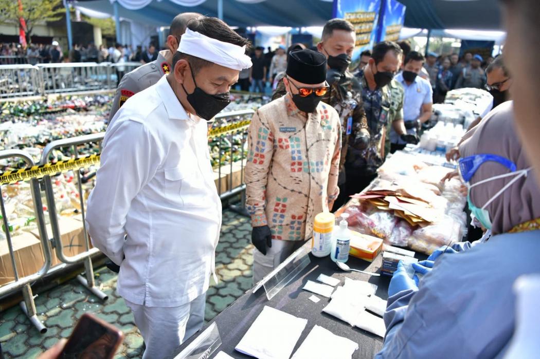 KDM dan Kapolda Jabar Musnahkan Barang Bukti Kejahatan, Ada Knalpot Brong hingga Tramadol