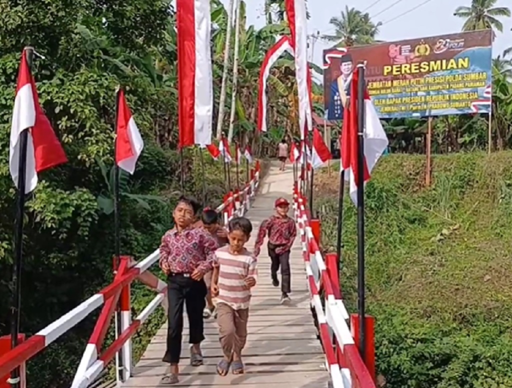 Hancur Diterjang Bencana, Jembatan Merah Putih di Padang Pariaman Diresmikan