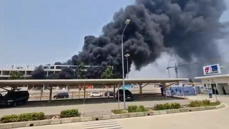 Angin Kencang, Kebakaran Lahan Merambat ke Bangunan Proyek di Kawasan Industri Karawang