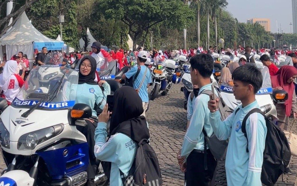 Masyarakat Antusias Naik Motor Polisi Militer di Monas usai Kawal Kirab Bendera Pusaka HUT RI Ke-81