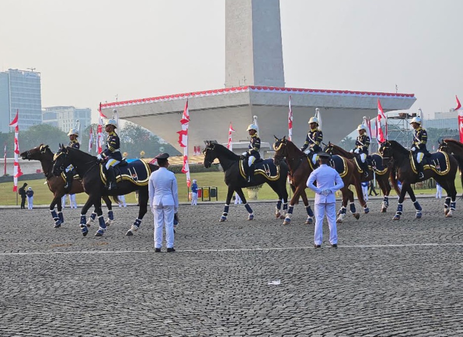 Penampakan Pasukan Berkuda hingga Marching Band Bersiap untuk Kirab HUT ke-81 RI di Monas