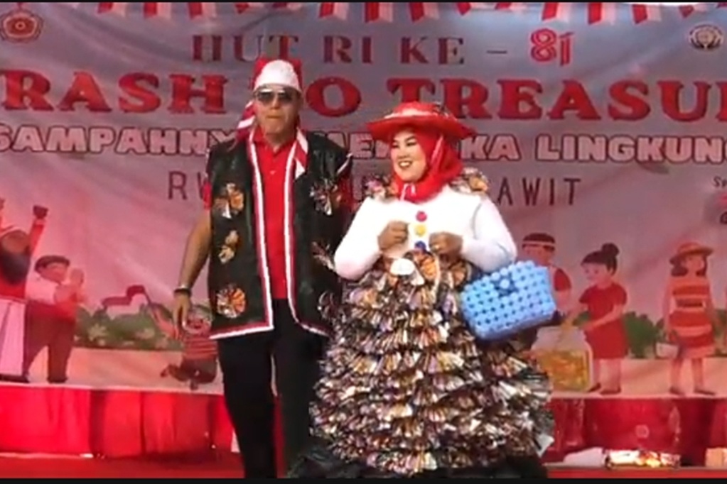 Kreatif! Warga Jaktim Lomba Fashion Show dari Sampah Plastik Meriahkan HUT ke-81 RI