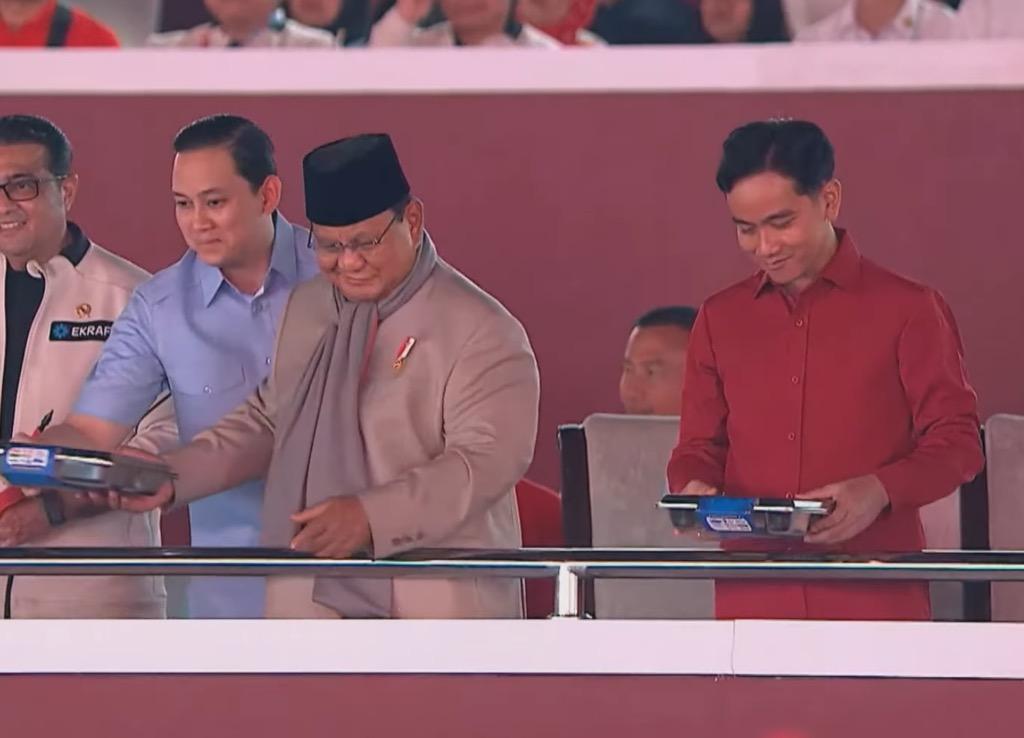 Momen Prabowo-Gibran Dapat Ompreng MBG dari BGN di Karnaval HUT ke-81 RI