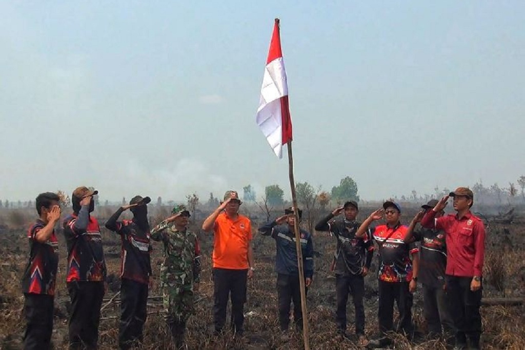 Jiwa Nasionalisme! Relawan Karhutla Upacara HUT ke-81 RI di Lokasi Kebakaran