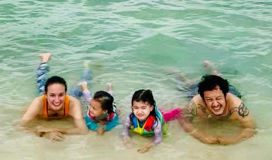 Bukan Luar Negeri, Nadine Chandrawinata Ajak Anak Liburan Keliling Indonesia hingga Makan di Warteg