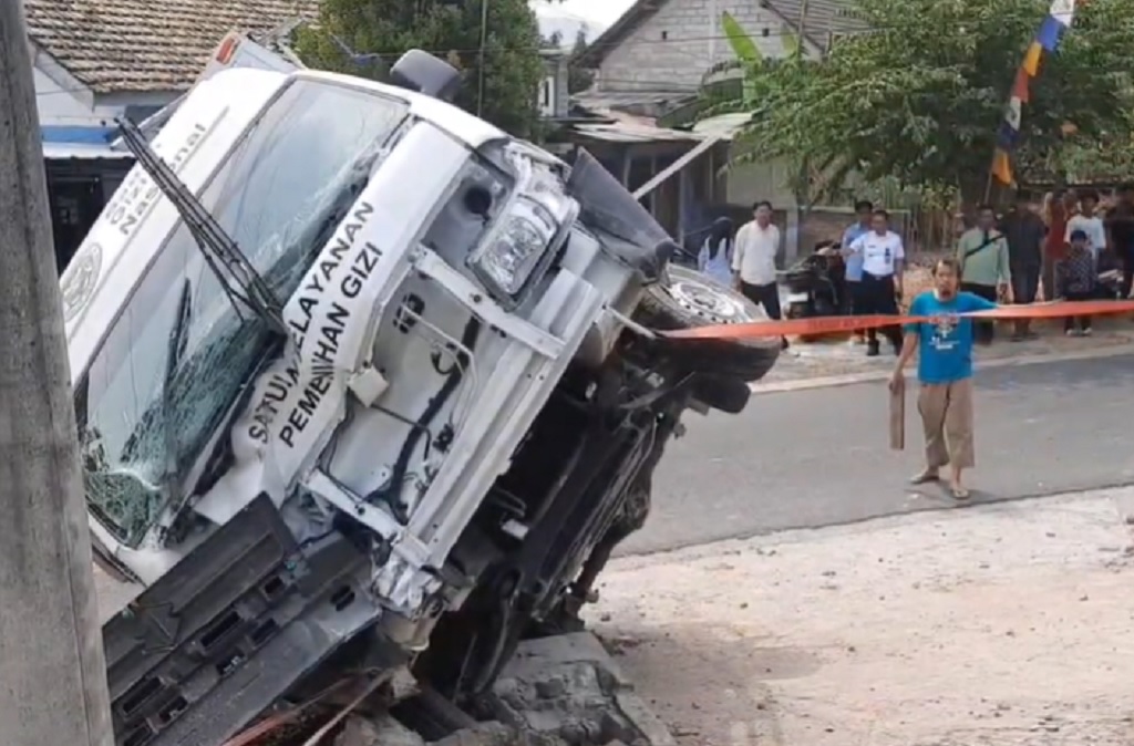 Kecelakaan di Magetan, Mobil SPPG Terbalik usai Tabrak Mobil dan Rumah Warga