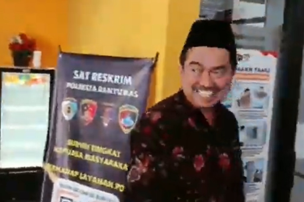 Penampakan Warek I Unsoed Diperiksa KPK di Mapolresta Banyumas, Lempar Senyum