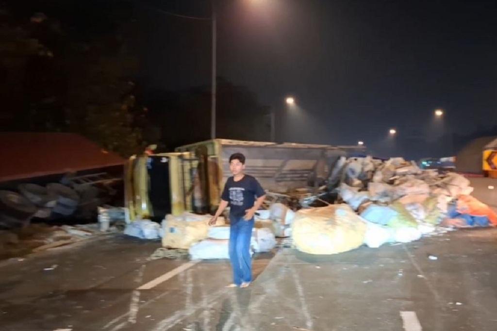 Kecelakaan 2 Truk Tabrakan di Tol Cipularang, Muatan Berserakan di Jalan Bikin Macet