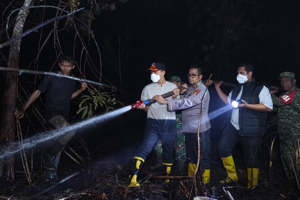 Wali Kota Pekanbaru Turun Langsung Padamkan Karhutla Bersama TNI-Polri