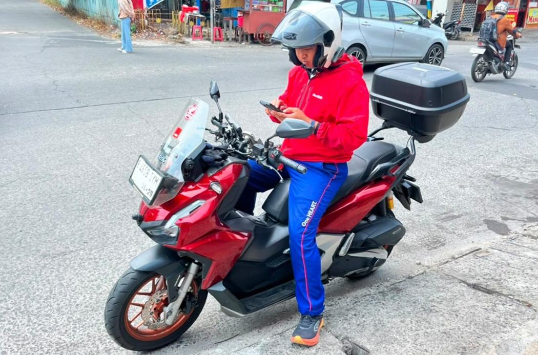 Kebiasaan Main HP saat Mengendarai Motor Membahayakan! Ini Harus Diperhatikan 