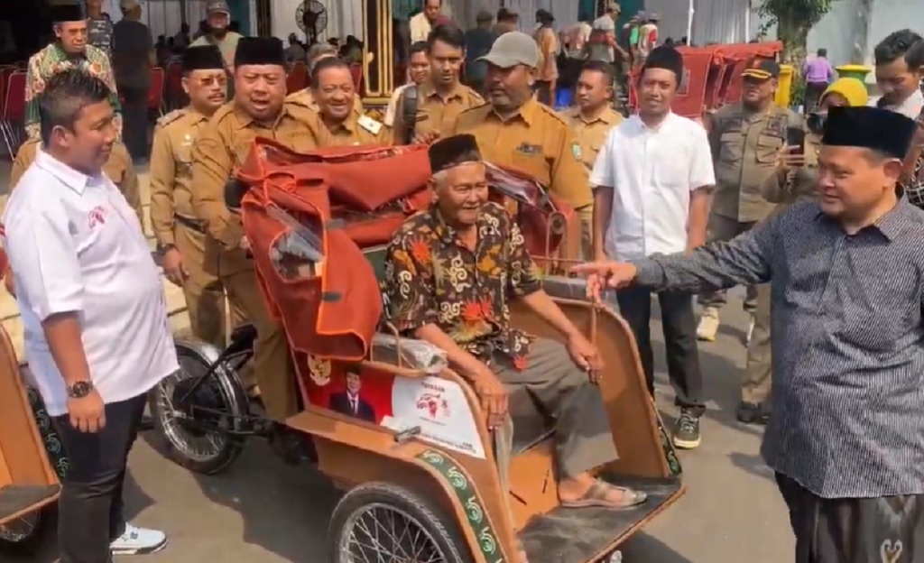 Jelang Muktamar ke-35 NU, Tukang Becak di Jombang Dapat Bantuan Becak Listrik dari Prabowo