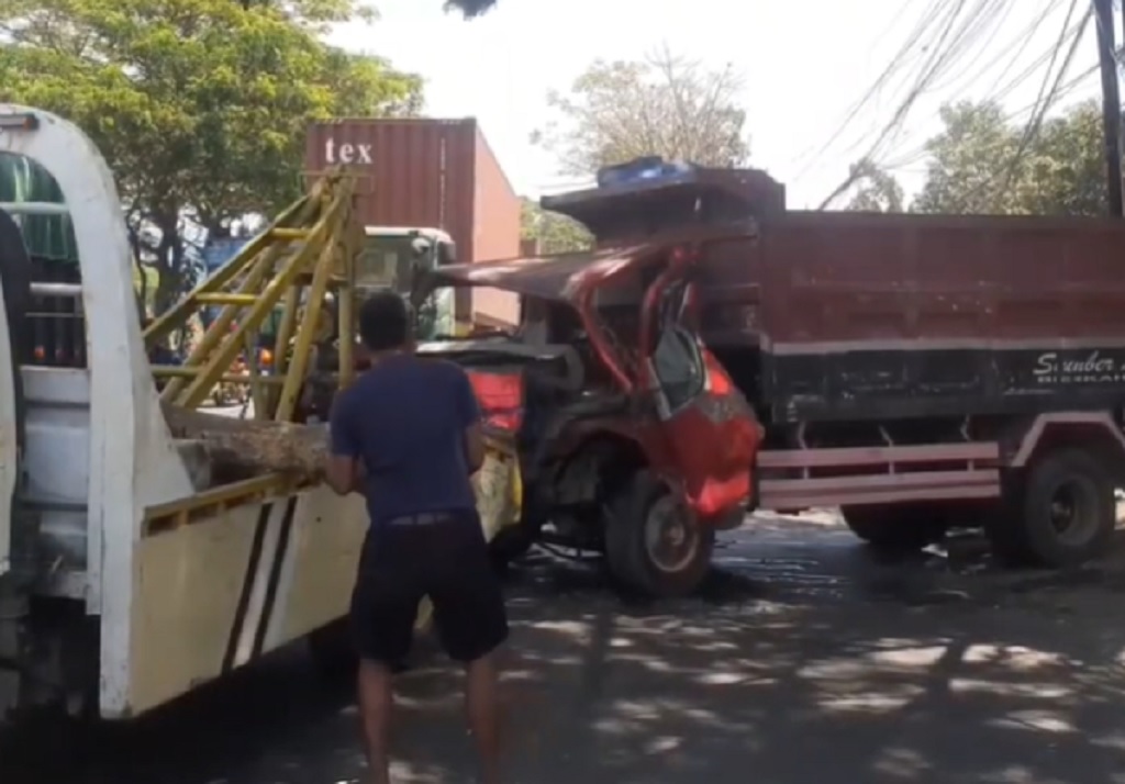 Kecelakaan di Pasuruan, Pemotor Emak-Emak Kritis usai Dihantam Dump Truk