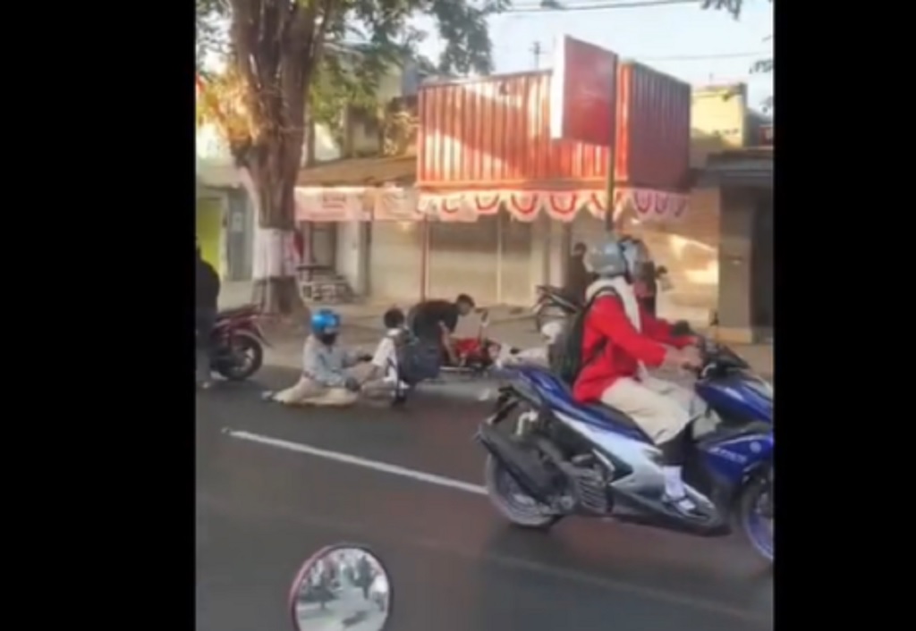 Horor Puluhan Pemotor Berjatuhan di Jalan Raya Jember Imbas Ceceran Oli Truk