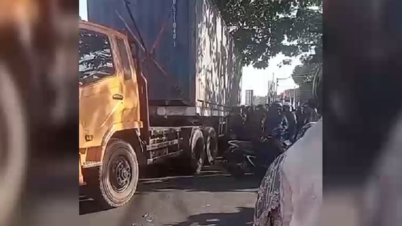 Ibu dan Anak Berboncengan Motor Kecelakaan di Gowa, 1 Orang Tewas Terlindas Truk