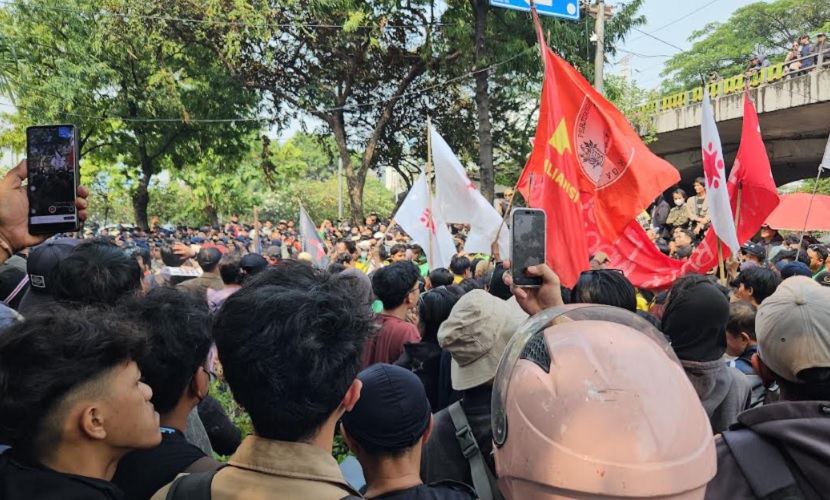 Polisi Cegat Massa Pendemo di Flyover Gerbang Pemuda Senayan saat Hendak Menuju DPR