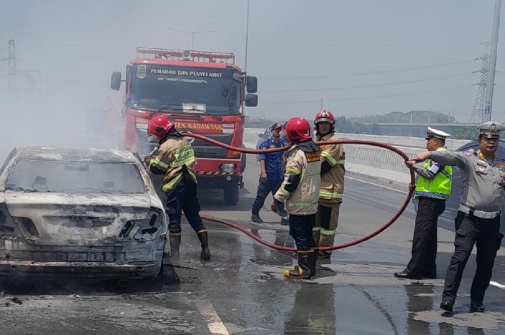Geger! Mobil Camry Terbakar di Tol MBZ, Jalan Sempat Ditutup